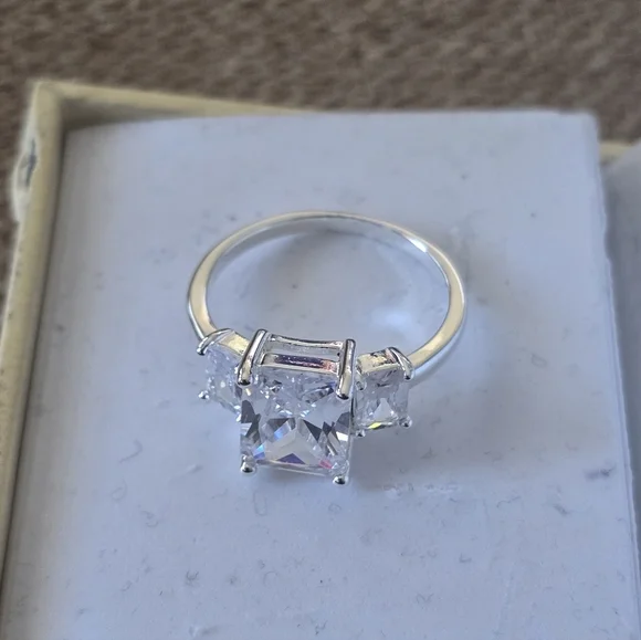 Macy's Elegant Silver 3stone Ring Clear Gemstones Square Sz 8 New - Picture 10 of 13